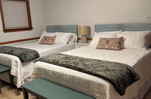 Charming lakeside townhome with WiFi and AC centrally located in Natchitoches