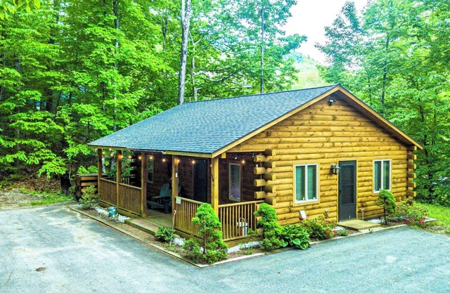 Charming Log Cabin Getaway in the White Mountains