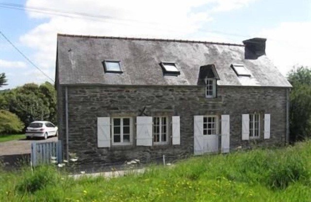 Charming longère in local stone in a calm and green setting