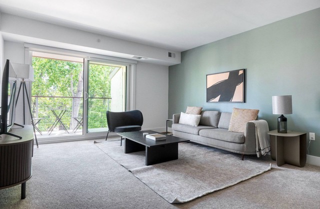 Charming Menlo Park 1BR w/Gym & Pool, nr Shops, by Blueground