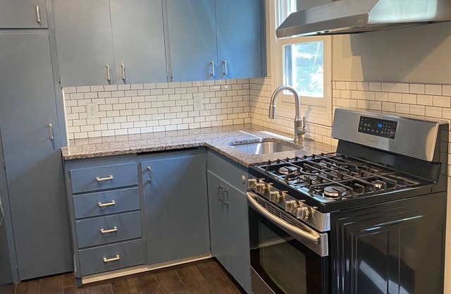 Charming midtown dog friendly house, minutes from CWS, Downtown, Zoo and more!