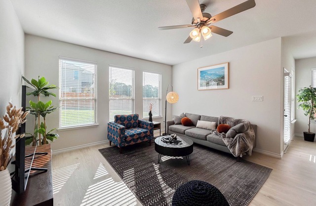 Charming Modern Farmhouse with 4 bedrooms in welcoming Denton