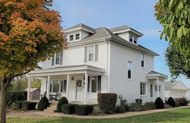 Charming Nauvoo Farmhouse - 1 mile from Nauvoo Temple