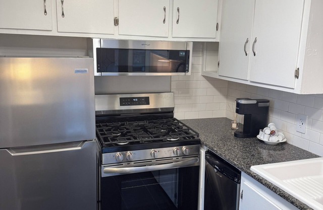 Charming newly furnished Midtown colonial near UNMC