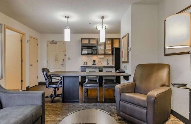 Charming Oasis in the Heart of West Des Moines! Full Kitchen, Pets Allowed!