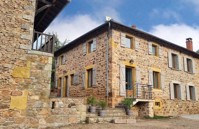 Charming rental in Belmont-de-la-Loire, pets allowed, spacious terrace