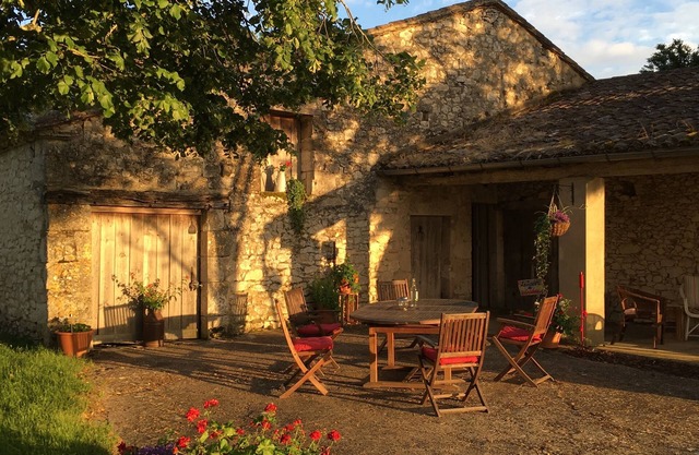 Charming Renovated Farmhouse Near Town