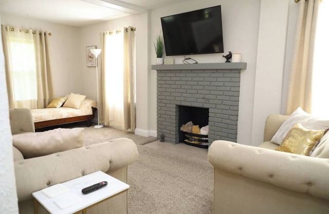 Charming Retreat on Quiet Street, close to Notre Dame and DTSB