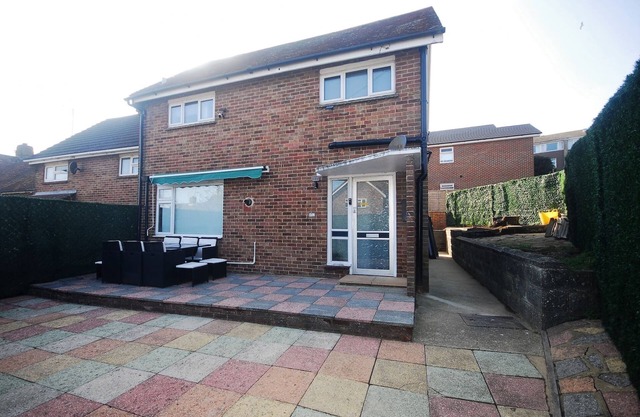 Charming Retreat With Hot Tub & Sauna Sleeps 4