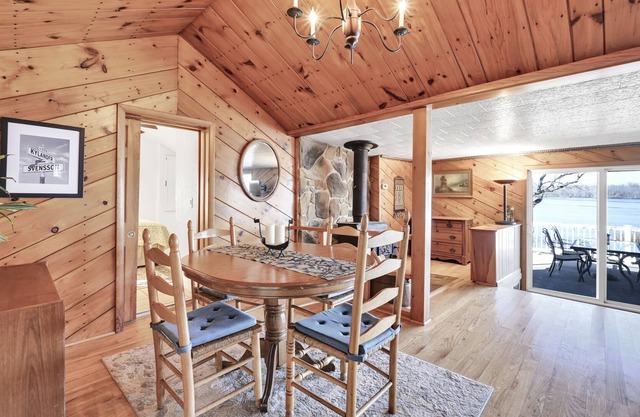 Charming Riverfront Cottage with Amazing Views