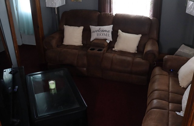 Charming, Spacious 3 bedroom house W/WiFi, AC in Geneva -Hot Tub - Outside Bar