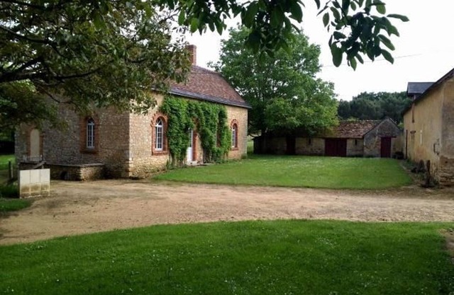Charming Spacious Cottage with Fireplace, WiFi, and Large Garden Near Sarthe River