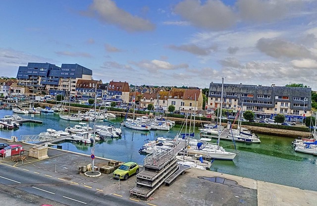 Charming Studio in Courseulles-sur-Mer with Wifi and Parking