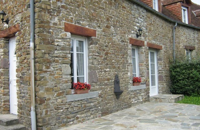 Charming Stone House near Saint-Pair-sur-Mer Beaches with Terrace, Garden, BBQ, and Internet