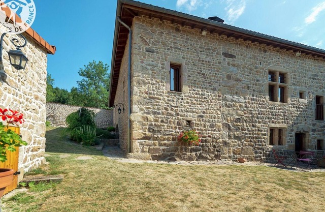 Charming stone cottage, 3 bedrooms, 6 guests, enclosed garden