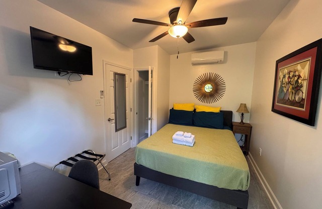 Charming Studio Cabin under Oak tree 2 mins walk to Magazine quiet neighborhood,