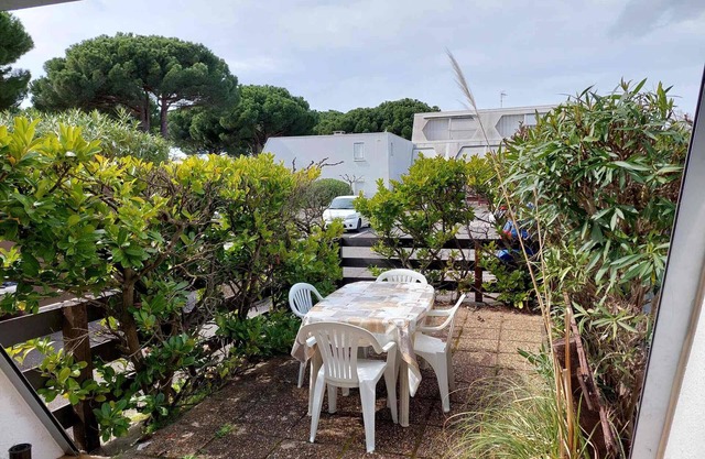 Charming Studio in Quiet Area with Garden, Near Beach, Sleeps 5