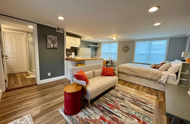 Charming studio in marvelous Seattle with fenced patio