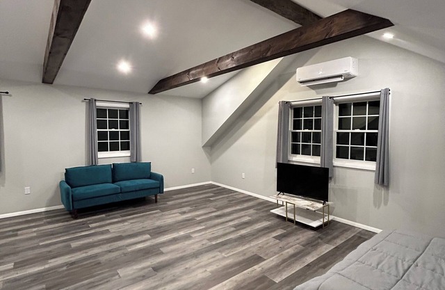 Charming studio in tranquil North Salem with WiFi.