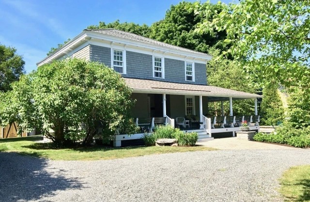 Charming summer cottage, steps to town and Shorepath! Sleeps 10