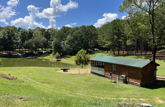 Charming tiny house with AC in delightful Sardis Lake.