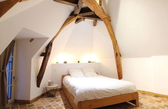 Charming Townhouse Near Zoo de la Flèche - Family-Friendly with Terrace & Parking