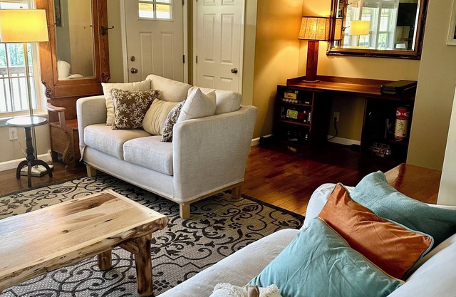 Charming tranquil farm getaway w/private lake, fishing, river. 2 pets free.