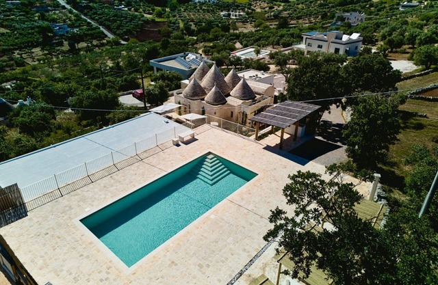 Charming trulli with panoramic pool and jacuzzi in Itria Valley