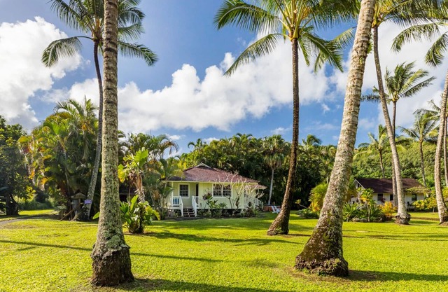 Charming Two Bedroom House Steps From Anini Beach