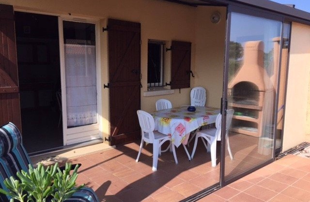 Charming Villa: 6 Guests, 3 Double Beds, A/C, 400m from Beach, Parking