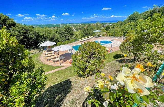 Charming villa in Umbria - sleeps 16 - lake view - Pool, jacuzzi and events room