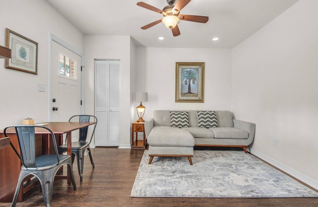 Charming villa steps from the water in beautiful Pensacola