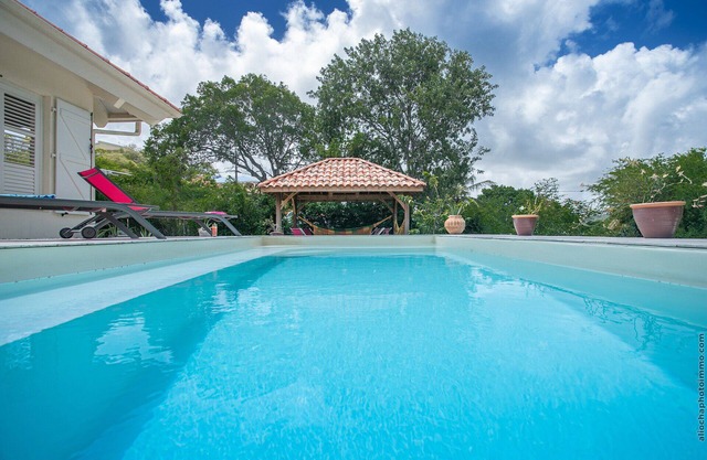 Charming villa, swimming pool and wooded garden, on the beach road