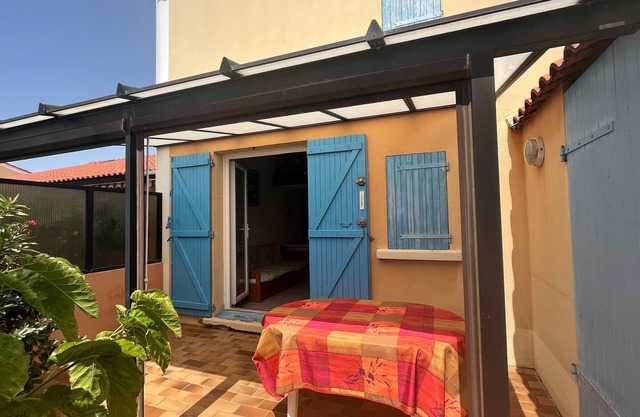 Charming Villa with AC, Mezzanine, Terrace, 400m to Beach, Sleeps 6, Private Parking