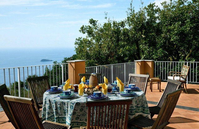 Charming Villa with Pool, Overlooking the Enchanting Galli Islands