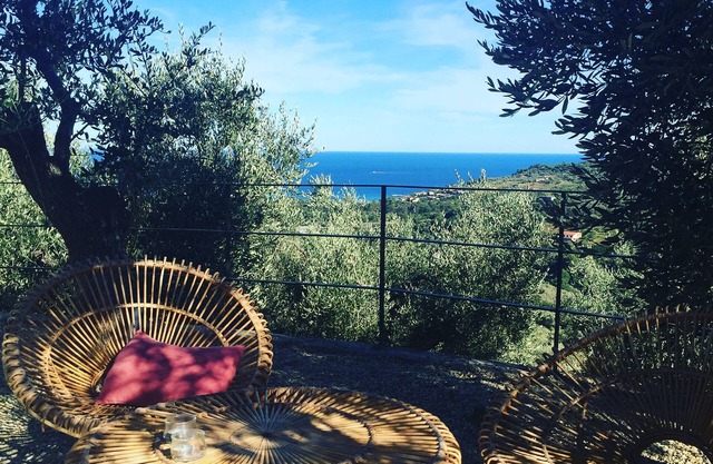 Charming villa with private pool and sea view, in the calm of the olive groves