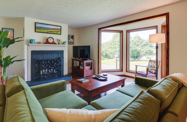 Charming Wine Trail Retreat: Walk to Seneca Lake!