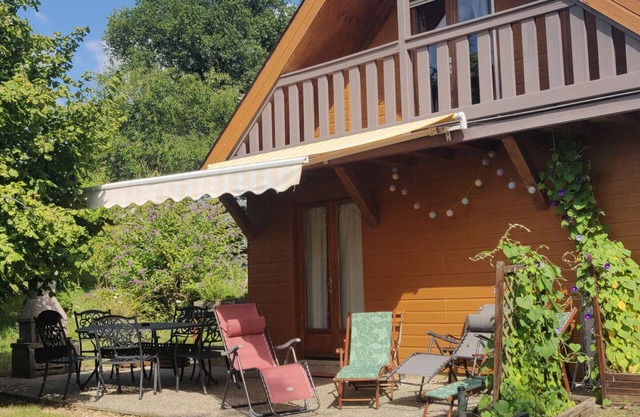 Charming Wooden House with Garden and High-Speed Internet, Near Hiking Trails