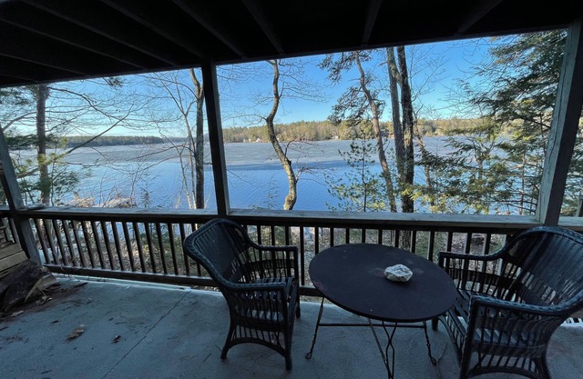 Charming YEAR ROUND 4-bedroom cottage on Lake Winnipesaukee