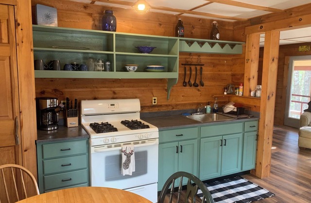 Charmingly updated 2 bed cabin with WiFi in Rangeley Maine