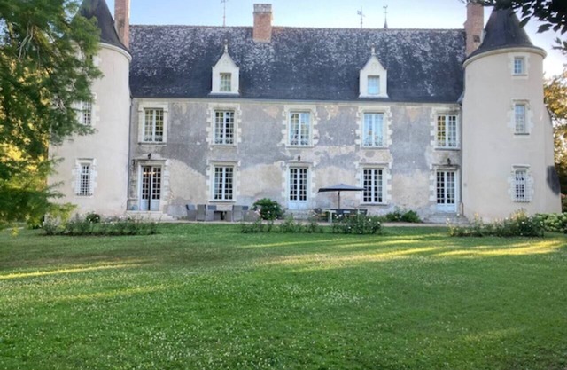 Château des Archevêques in the heart of a village