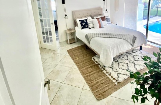 Cheerful 1 bedroom guest suite with pool and yard