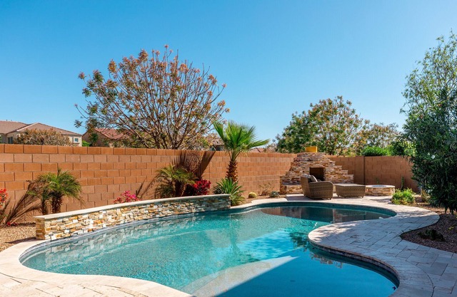 Cheerful 5 bedroom Queen Creek home with pool