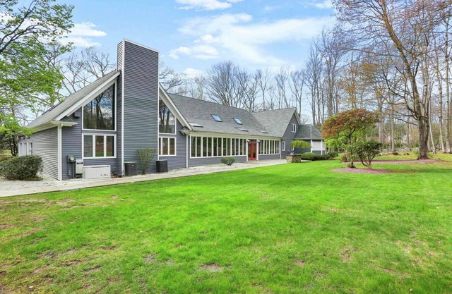 Cheerful 6-Bedroom Villa with Pool and Tennis Courts near the beach!