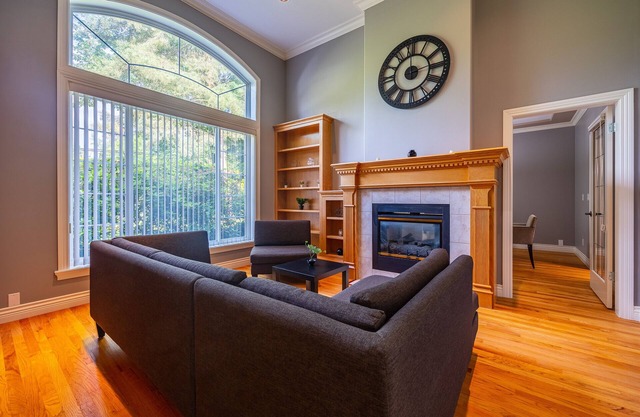 Cheerful 7 bedroom home C/W hot tub, 1.6 Acre lot