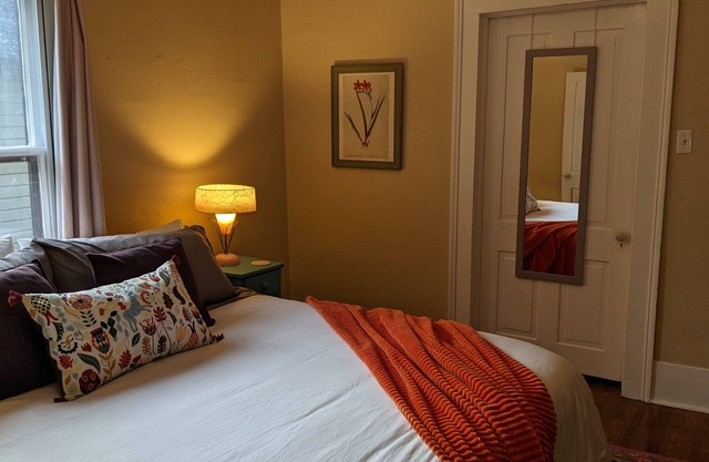 🌞 Cheerful Eclectic Bungalow in 🐕 Dog Friendly Neighborhood -NO PET FEES