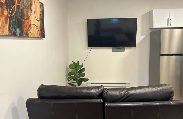 Cherry Tree Studio. Attached kitchen,bath,laundry. Quiet. Convenient.