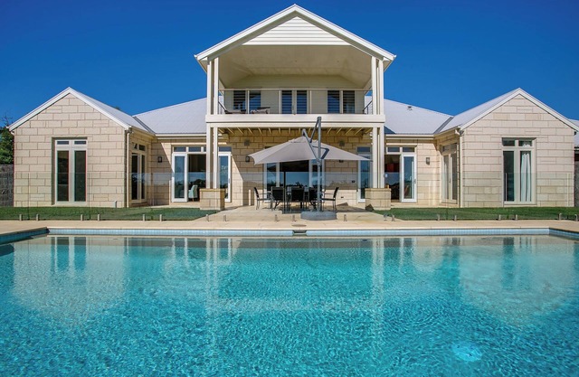 Cheviot Resort: 5 BR, 3 BA House in Portsea, Sleeps 12
