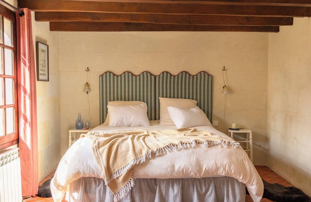 Chez René - Room with view of the manor house