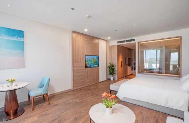 Chic 1-bedroom apartment with AC, walk to beach, WiFi in wonderful Hạ Long Bay